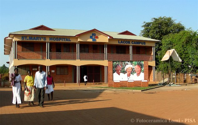Mosaico su facciata di Ospedale in Africa